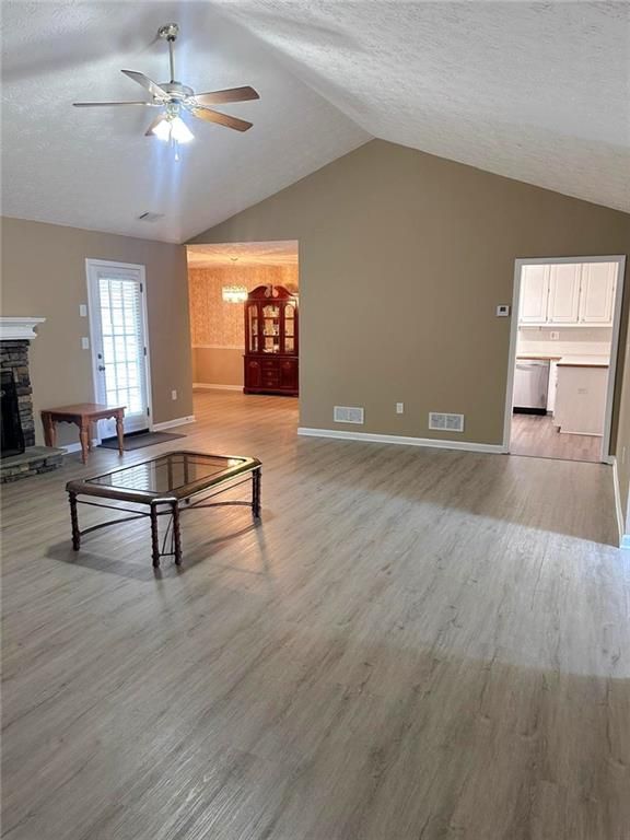 Image 6 of property listing at 2072 Amberly Crossing Lane, Dacula, GA 30019