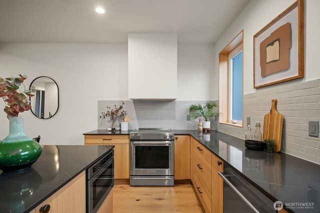 1810 E Mercer Street, Seattle, WA 98112