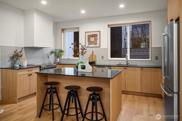 1810 E Mercer Street, Seattle, WA 98112