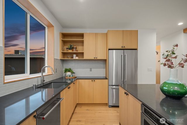 1810 E Mercer Street, Seattle, WA 98112