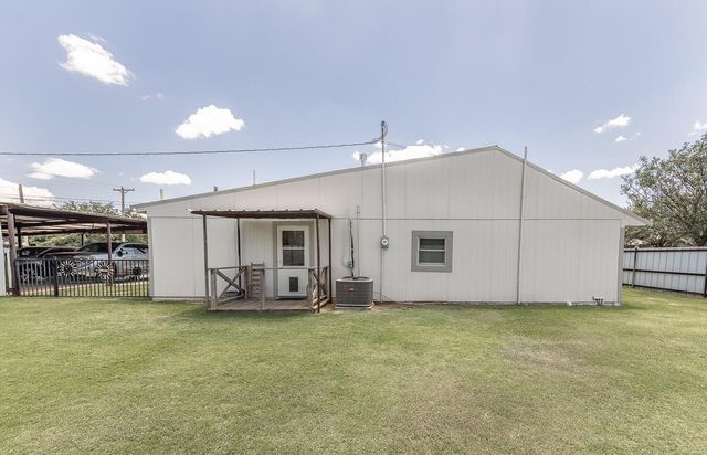 450 S 12th Street, Slaton, TX 79364