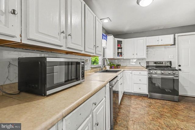2 HUNTER LN, Camp Hill, PA 17011