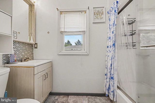 2 HUNTER LN, Camp Hill, PA 17011