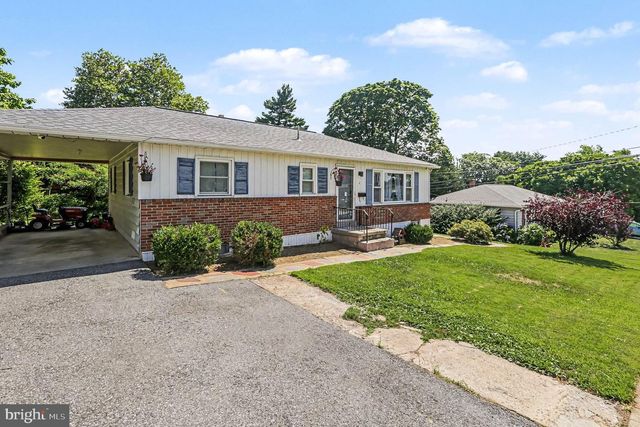 2 HUNTER LN, Camp Hill, PA 17011