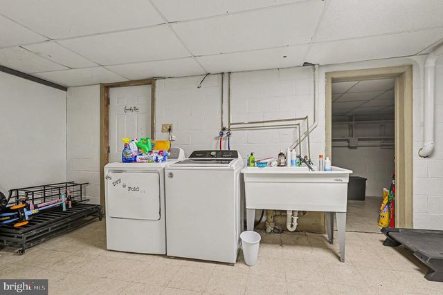 2 HUNTER LN, Camp Hill, PA 17011