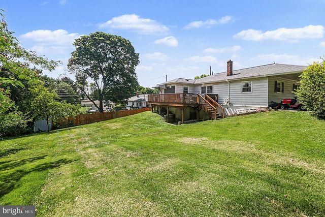 2 HUNTER LN, Camp Hill, PA 17011