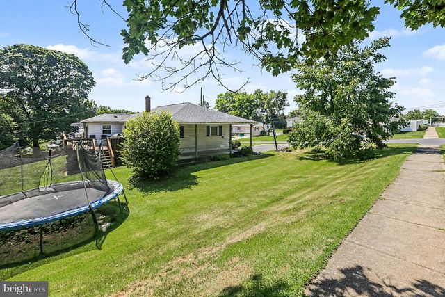 2 HUNTER LN, Camp Hill, PA 17011