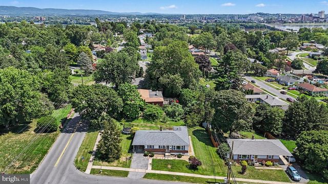 2 HUNTER LN, Camp Hill, PA 17011