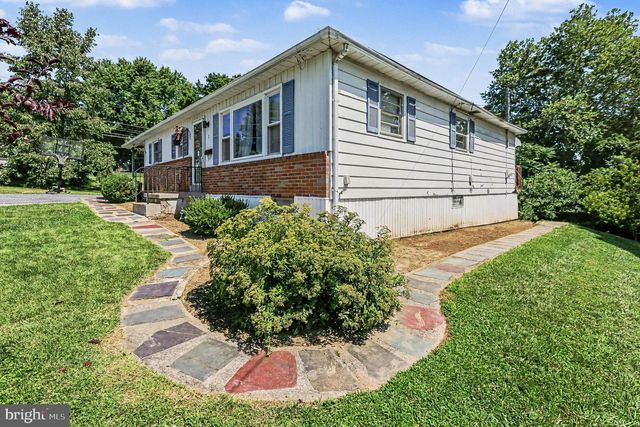 2 HUNTER LN, Camp Hill, PA 17011