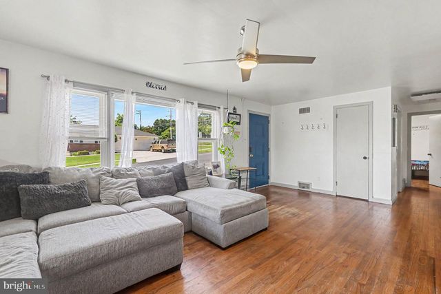 2 HUNTER LN, Camp Hill, PA 17011