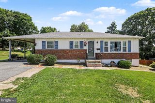 2 HUNTER LN, Camp Hill, PA 17011
