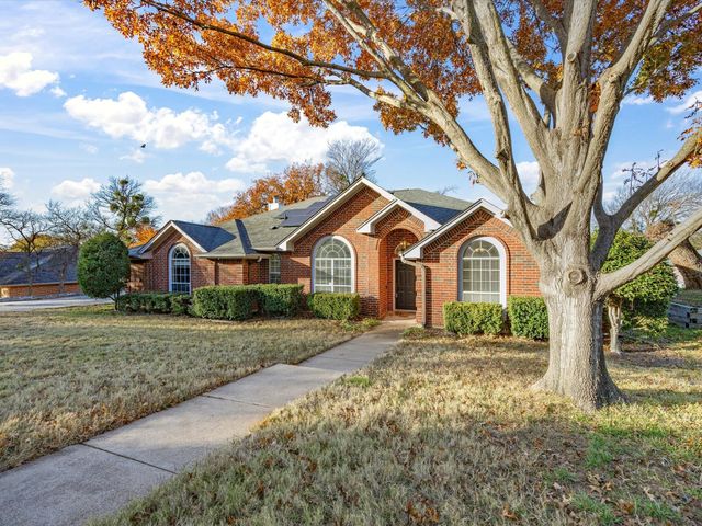 808 Shady Glen Court, Fort Worth, TX 76120