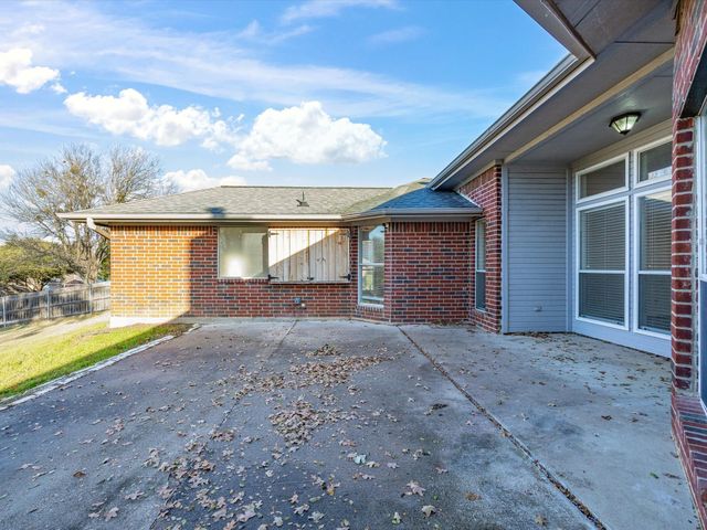 808 Shady Glen Court, Fort Worth, TX 76120