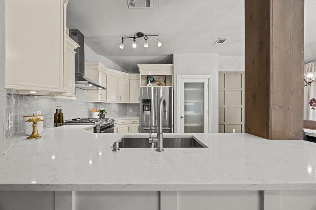 802 Mountain Ridge DR, Leander, TX 78641