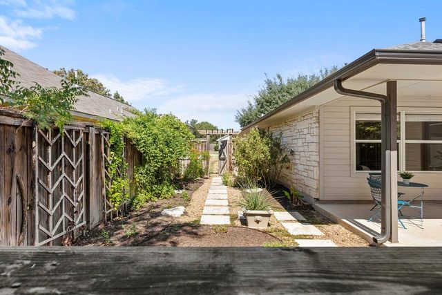 802 Mountain Ridge DR, Leander, TX 78641