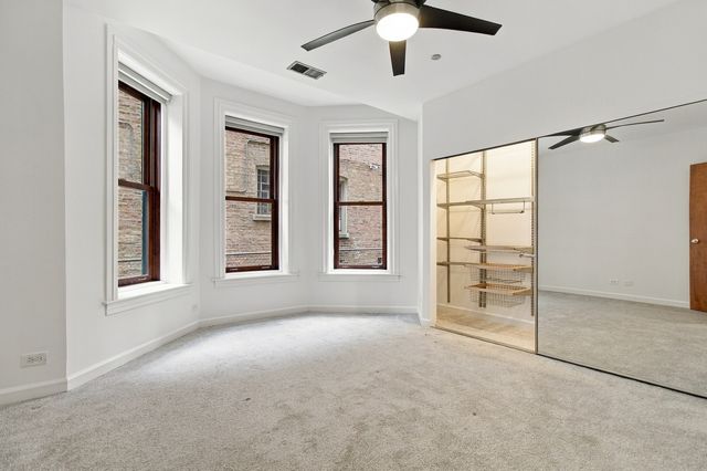 550 W Surf Street 117, Chicago, IL 60657