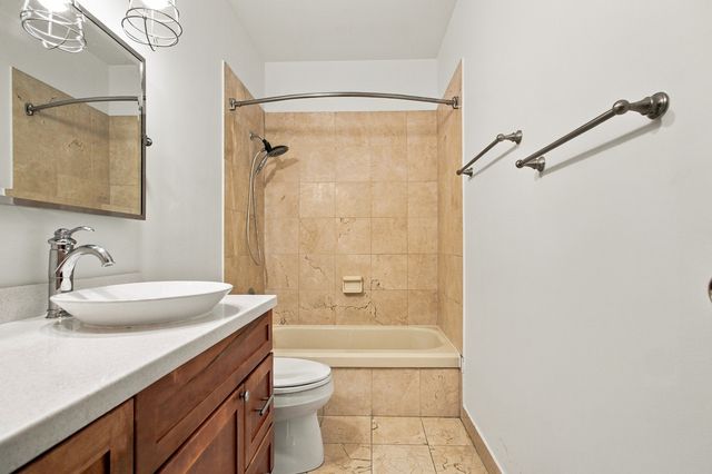 550 W Surf Street 117, Chicago, IL 60657