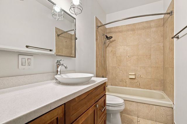 550 W Surf Street 117, Chicago, IL 60657