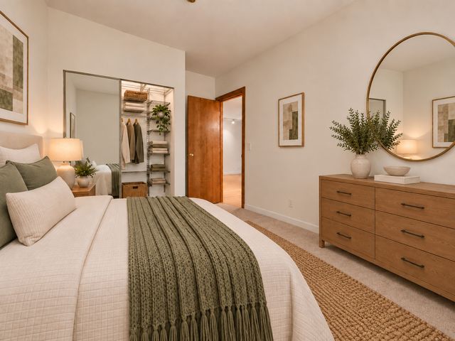 550 W Surf Street 117, Chicago, IL 60657