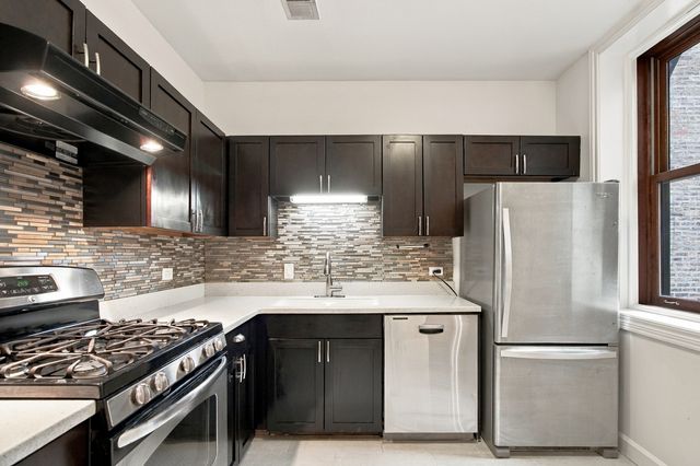 550 W Surf Street 117, Chicago, IL 60657