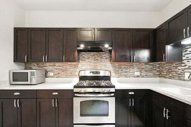 550 W Surf Street 117, Chicago, IL 60657