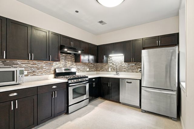 550 W Surf Street 117, Chicago, IL 60657