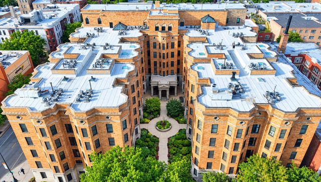 550 W Surf Street 117, Chicago, IL 60657