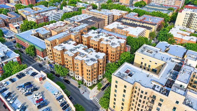 550 W Surf Street 117, Chicago, IL 60657