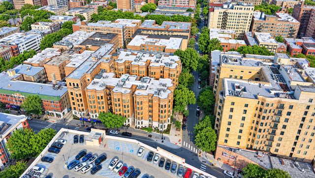 550 W Surf Street 117, Chicago, IL 60657