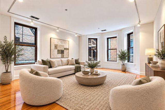 550 W Surf Street 117, Chicago, IL 60657