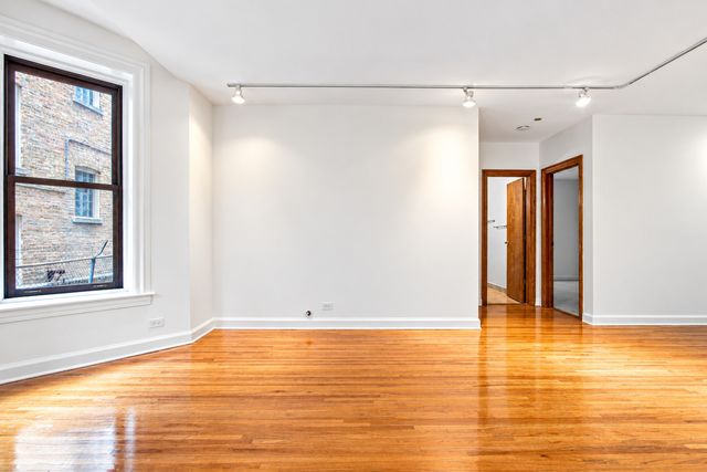 550 W Surf Street 117, Chicago, IL 60657