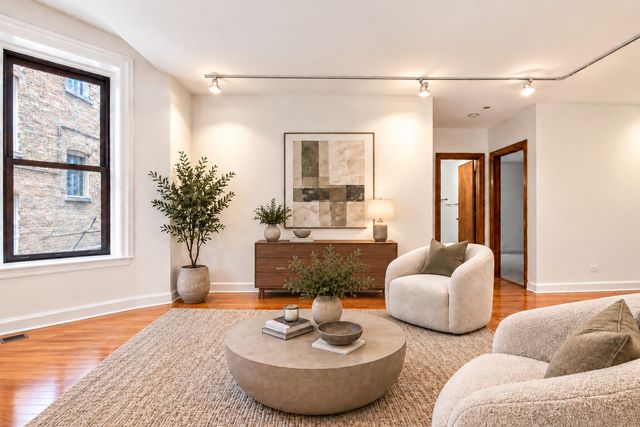 550 W Surf Street 117, Chicago, IL 60657