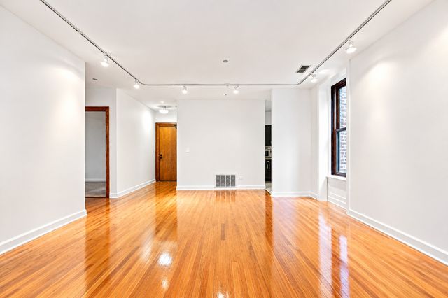 550 W Surf Street 117, Chicago, IL 60657