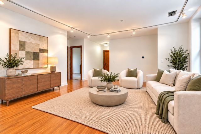 550 W Surf Street 117, Chicago, IL 60657