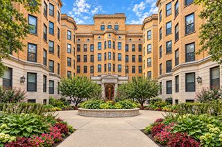 550 W Surf Street 117, Chicago, IL 60657