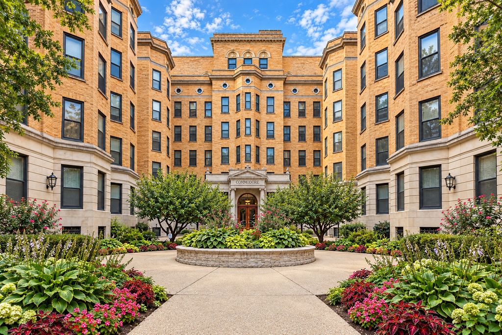 550 W Surf Street 117, Chicago, IL 60657