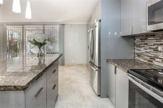 928 NE 27th Ave, Hallandale Beach, FL 33009