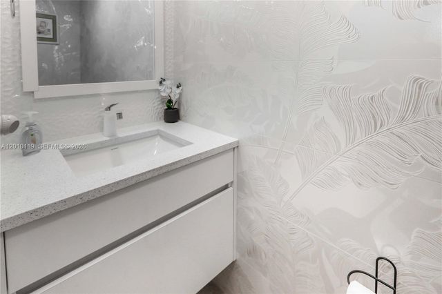 928 NE 27th Ave, Hallandale Beach, FL 33009