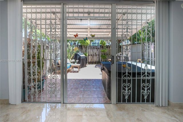 928 NE 27th Ave, Hallandale Beach, FL 33009