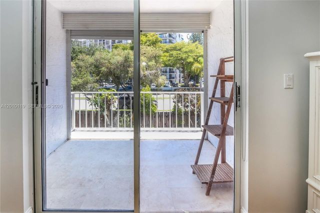 928 NE 27th Ave, Hallandale Beach, FL 33009
