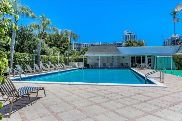 928 NE 27th Ave, Hallandale Beach, FL 33009