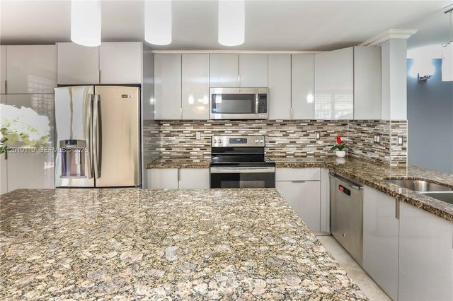 928 NE 27th Ave, Hallandale Beach, FL 33009