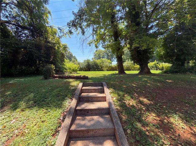 5150 Williamsburg Road, Winston-salem, NC 27106