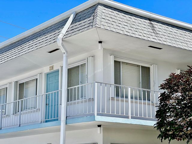 2880 Lake Osborne Drive 210, Lake Worth Beach, FL 33461