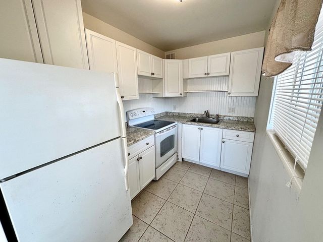 2880 Lake Osborne Drive 210, Lake Worth Beach, FL 33461