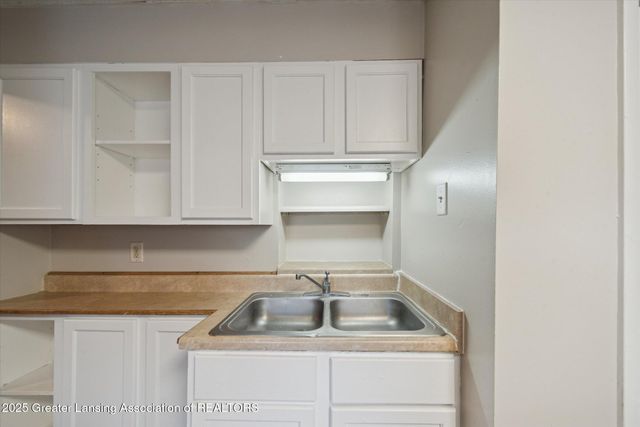 1120 Alsdorf Street, Lansing, MI 48910