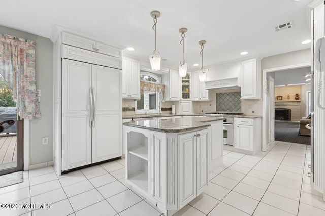 7 Hapenny Drive, Manalapan, NJ 07726