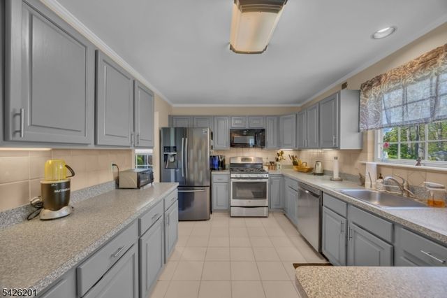 51 Oakland Rd, Old Bridge Twp., NJ 08857