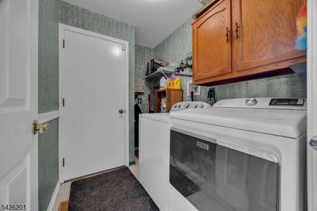 51 Oakland Rd, Old Bridge Twp., NJ 08857