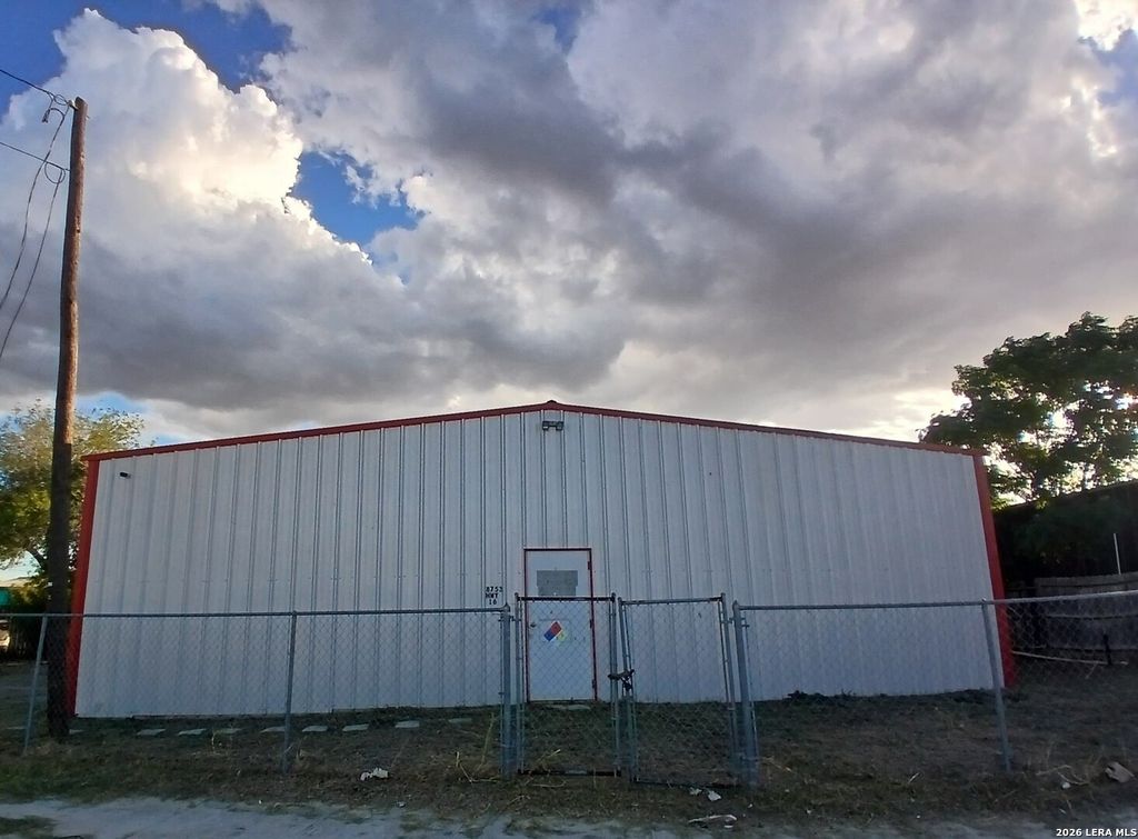 8753 N State Highway 16, Poteet, TX 78065